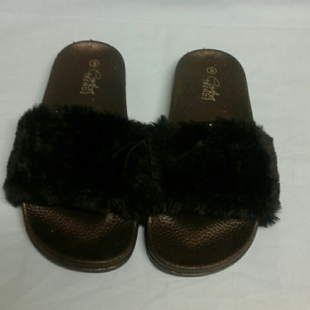 Women's slippers & flip flops.
